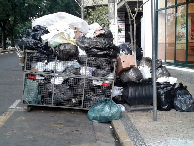 Lixo greve garis Piracicaba (Foto: Claudia Assencio/G1)