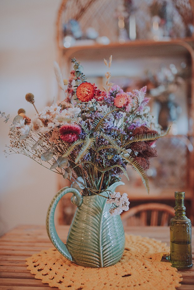Dá para arrumar as flores secas em diferentes objetos que se tem em casa. Este foi colocado em uma jarra (Foto: Day Mourão)
