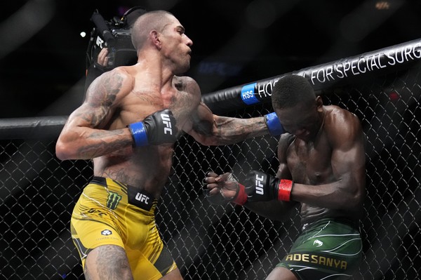 Alex Poatan venceu Israel Adesanya por nocaute técnico aos 2min01s do R5 — Foto: Getty Images