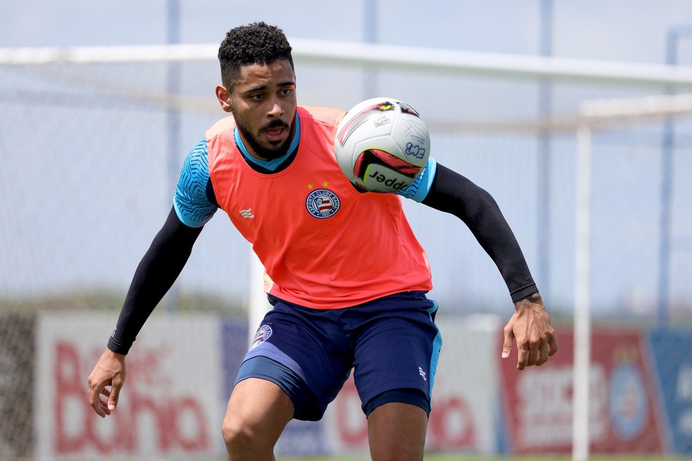 Matheus Bahia durante treino na Cidade Tricolor — Foto: Felipe Oliveira / EC Bahia
