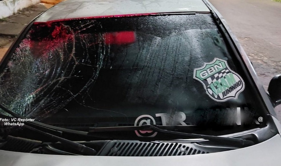 Para-brisa do carro que atingiu a moto em que viajava Edmara Alexandre Santos, em Garça (SP) — Foto: Redes sociais