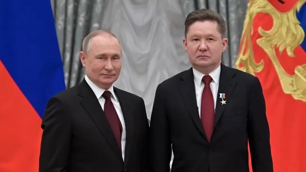 Alexey Miller, à direita, com Putin em fevereiro deste an — Foto: Alamy