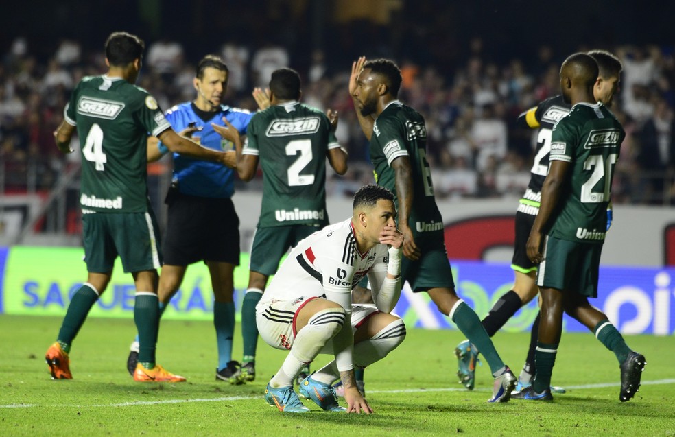 Luciano perde pênalti que poderia ter dado a vitória ao São Paulo — Foto: Marcos Ribolli