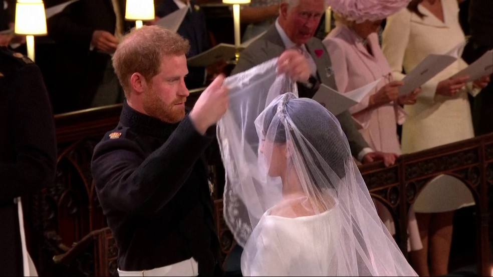 PrÃ­ncipe Harry tira o vÃ©u de Meghan Markle no altar (Foto: ReproduÃ§Ã£o/TV Globo)