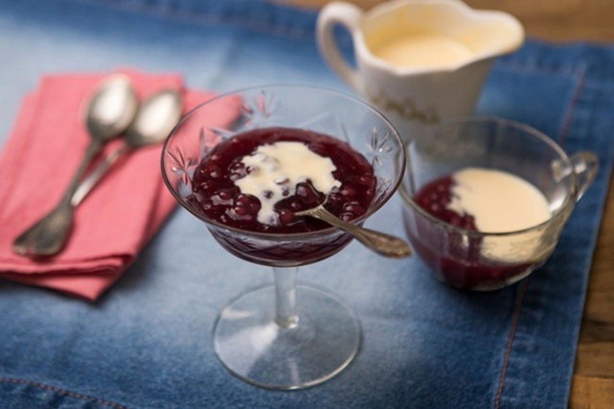 Sagu de vinho com creme inglês | Receitas