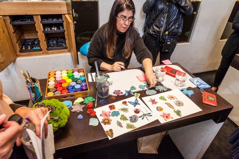 Pintura de porta cartões e carteiras com a artista Klaucia Baldró na loja da Silvia Furmanovich