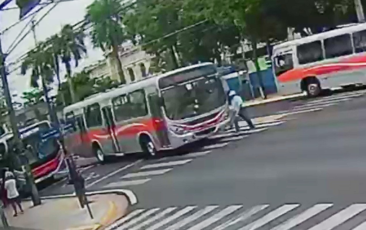 Pedestre morre após ser atropelado por ônibus na Avenida Rodrigues Alves em Bauru; vídeo