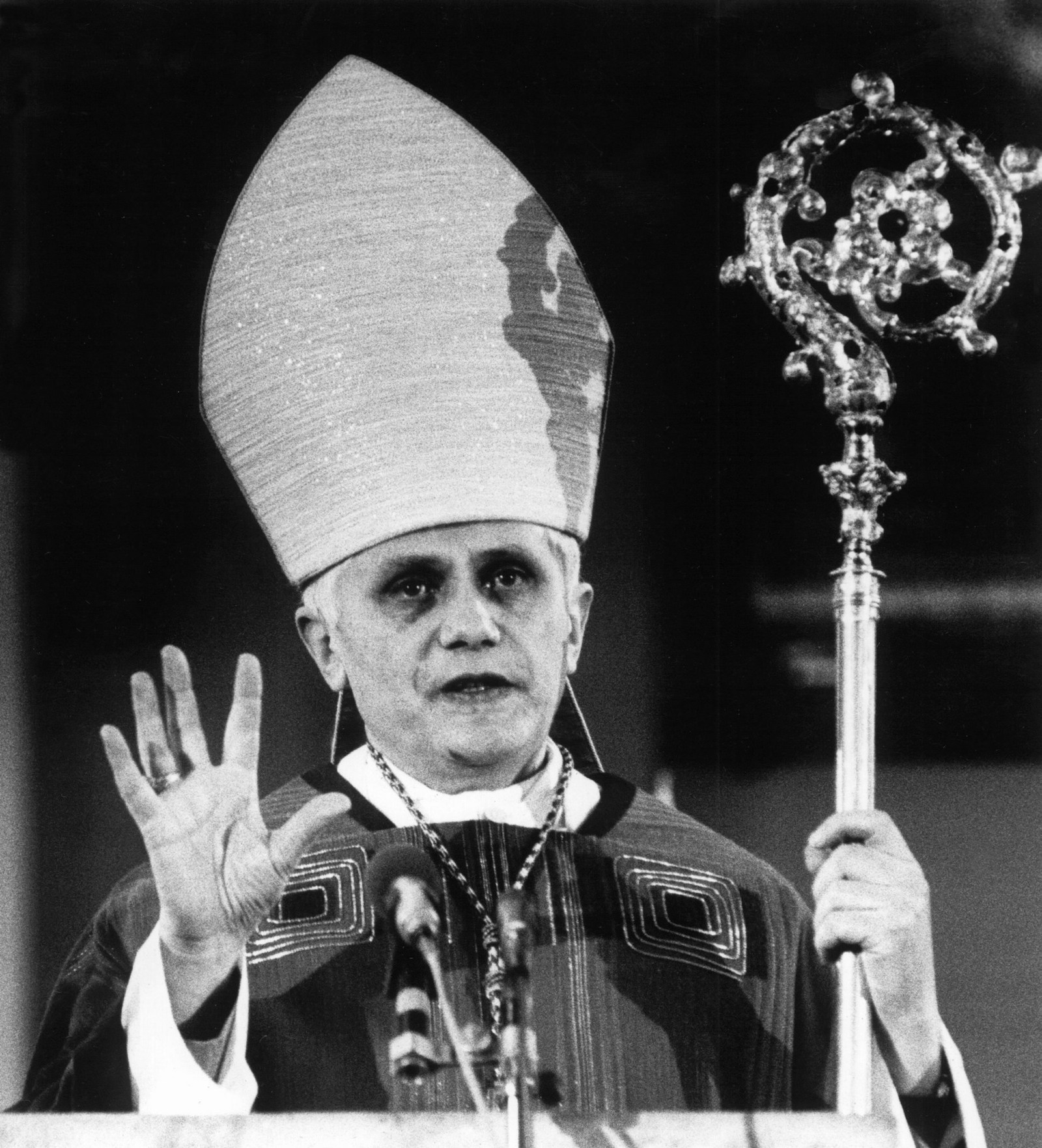 O ainda arcebispo de Munique Joseph Ratzinger, durante uma missa em Munique, em 1982 — Foto: Arquivo