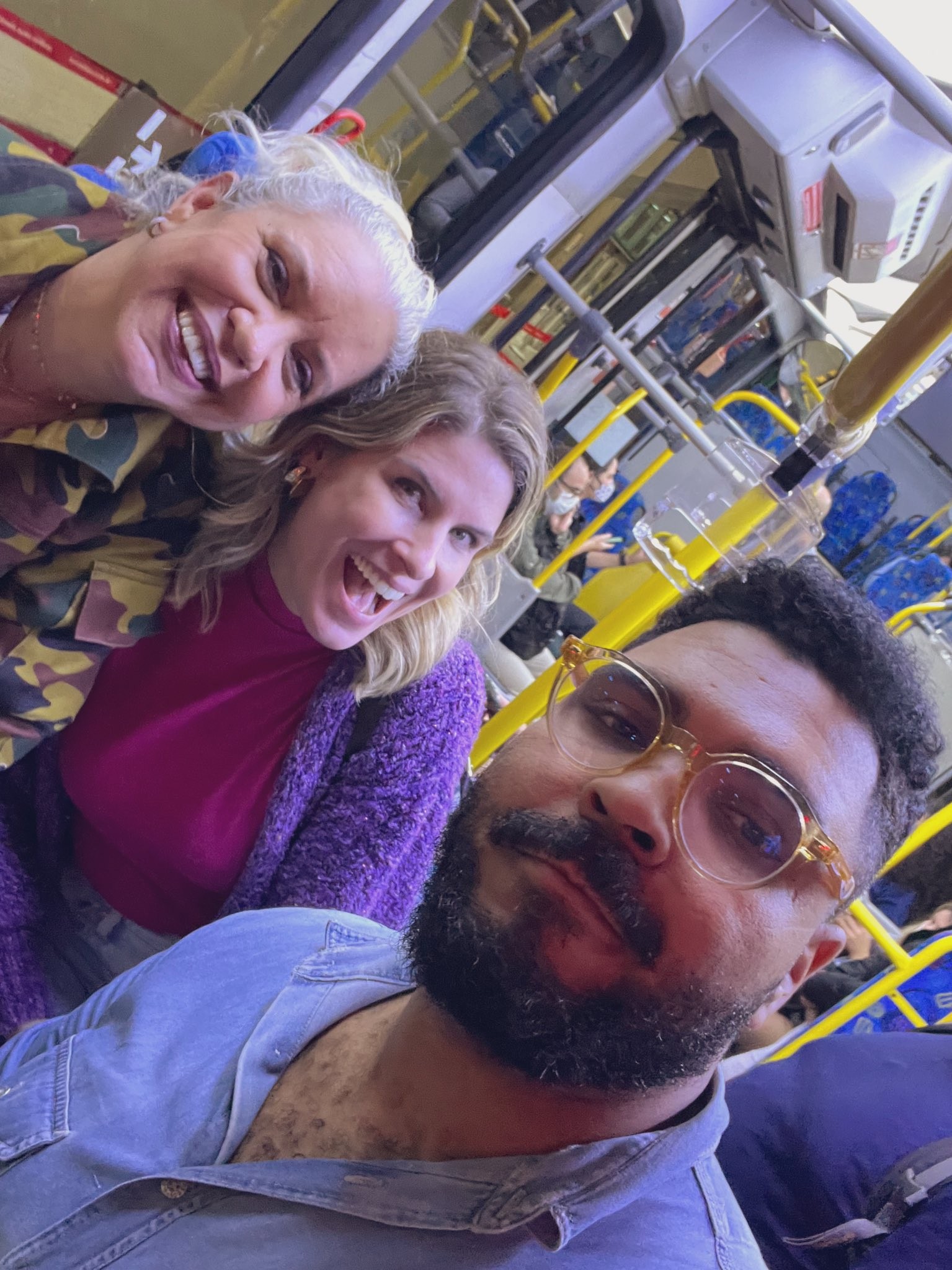 Paulo Vieira faz piada em foto com apresentadoras no ônibus (Foto: Reprodução/Twitter)