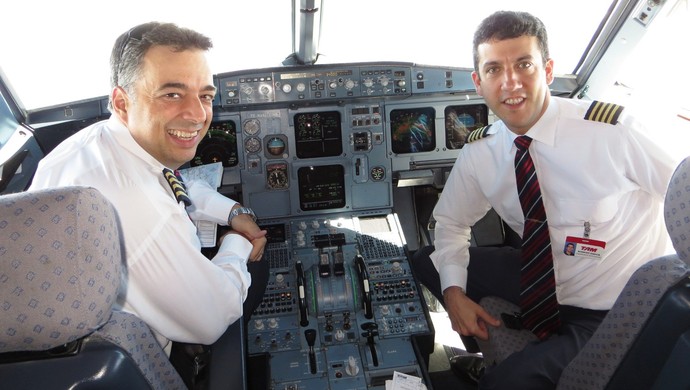 Comandante Paulo Pacheco e comandante Rodrigo Garcia, tour da tocha pelo ar (Foto: Latam/Divulgação)