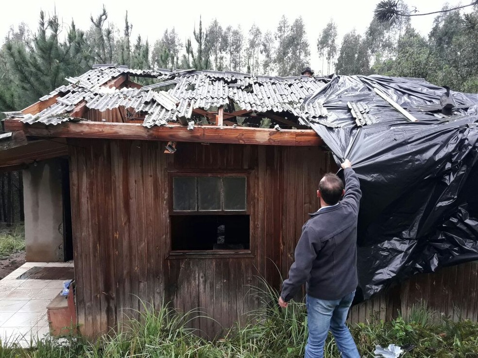 Telhado ficou danificado após chuva de granizo em Celso Ramos (SC) (Foto: Élcio Júnior/Divulgação)