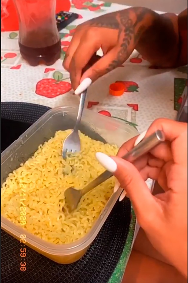 Brunna Gonçalves e Ludmilla comem miojo em pote de macarrão (Foto: Reprodução/Instagram)