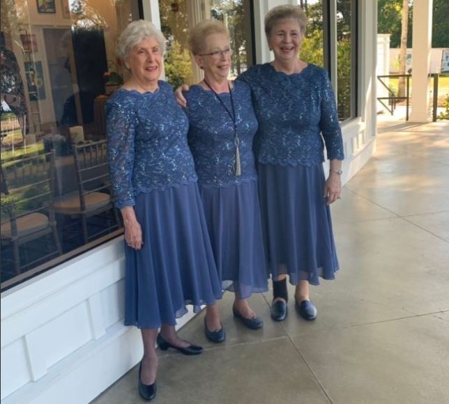 Trio de senhoras usa o mesmo vestido em casamento e viraliza (Foto: Reprodução/ Twitter)