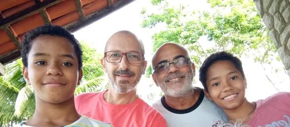Mateus e Marcos, hoje com 12 anos, foram adotados pelos pais João Batista e Luiz Henrique — Foto: Facebook/Reprodução