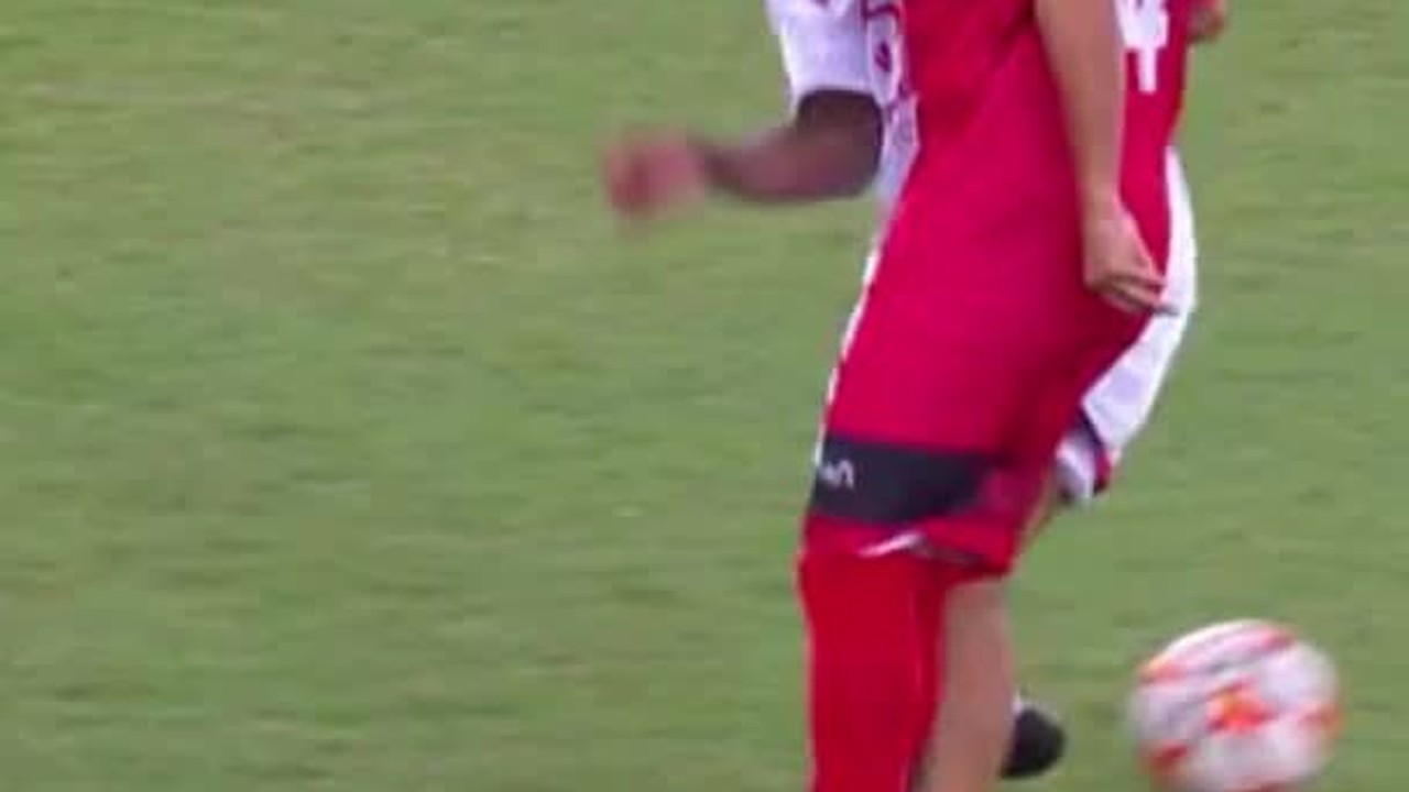 Lindo lance! Arrascaeta d&aacute; caneta espetacular em Carlos Alberto