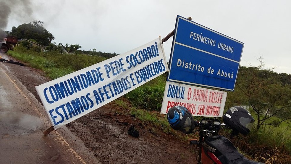 A BR foi fechada no perímetro urbano do distrito de Abunã (Foto: MAB/Divulgação)