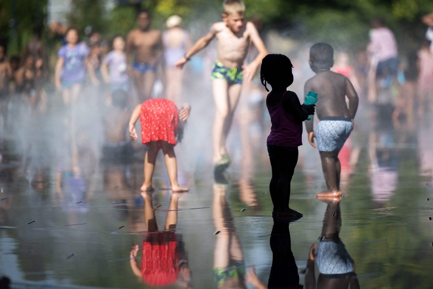 Crianças brincam na água em Nantes, na França