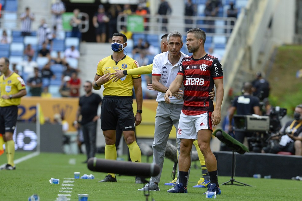 ANÁLISE: Em confronto de peso, Flamengo ganha em organização, mas não aproveita superioridade