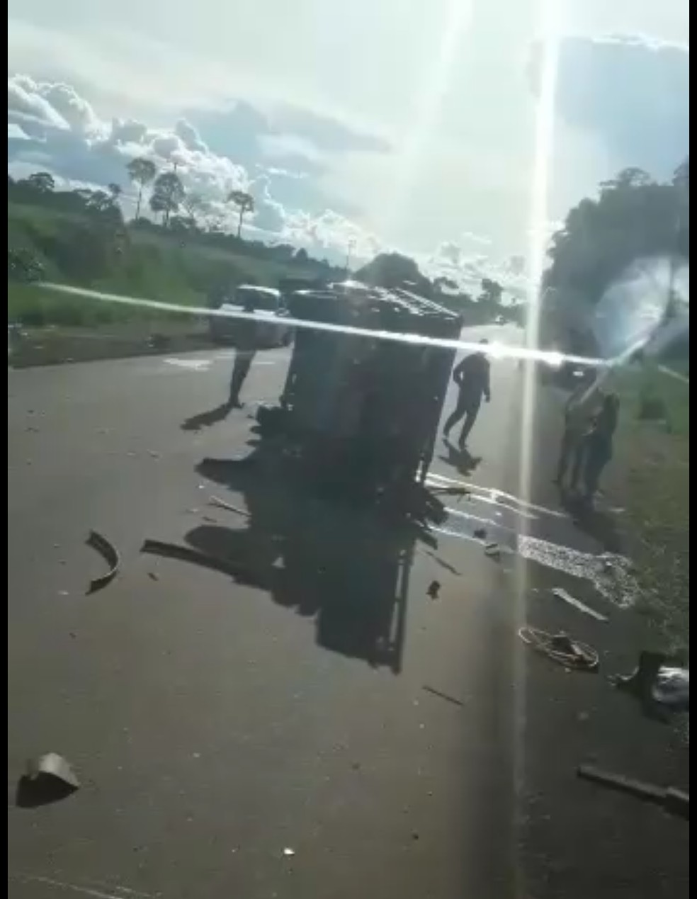 Acidente envolveu dois carros e deixou seis pessoas feridas e uma morta nesta quarta — Foto: Reprodução