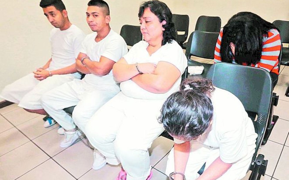 Sete pessoas foram sentenciadas a penas de 15 a 30 anos de prisÃ£o por sua participaÃ§Ã£o no grupo conhecido como 'ViÃºvas Negras' â€” Foto: La Prensa Grafica