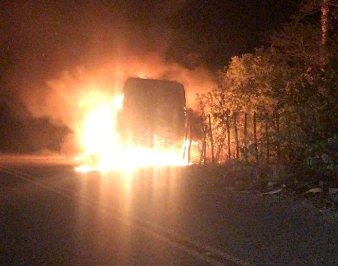 Ônibus foi incendiado por criminosos no município de Guaiúba na 13ª noite de ataques criminosos no Ceará — Foto: Reprodução/SVM