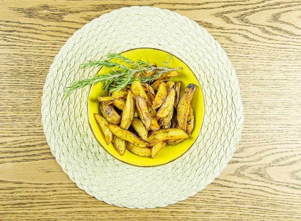 As tradicionais batatas rústicas podem ficar mais saudáveis na fritadeira elétrica sem óleo. Receita da chef Izabela Dolabela (Foto: Pedro H. Soares / Divulgação)