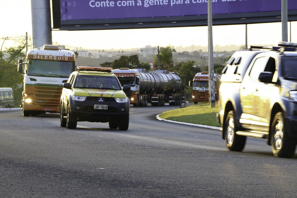 Caminhão de combustível é escoltado do Entorno do DF até o Aeroporto JK, em Brasília (Foto: Alvaro Costa/TV Globo)
