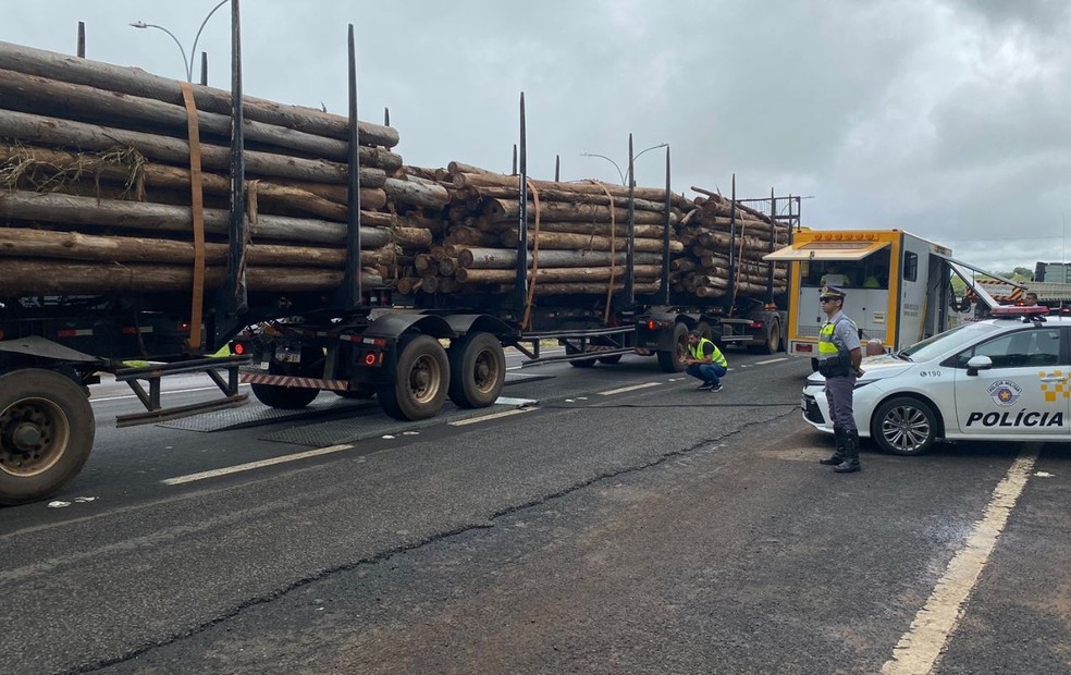 Polícia Rodoviária autua 20 caminhões que somaram mais de 40 toneladas em excesso na carga em Pirajuí  — Foto: Polícia Rodoviária /Divulgação