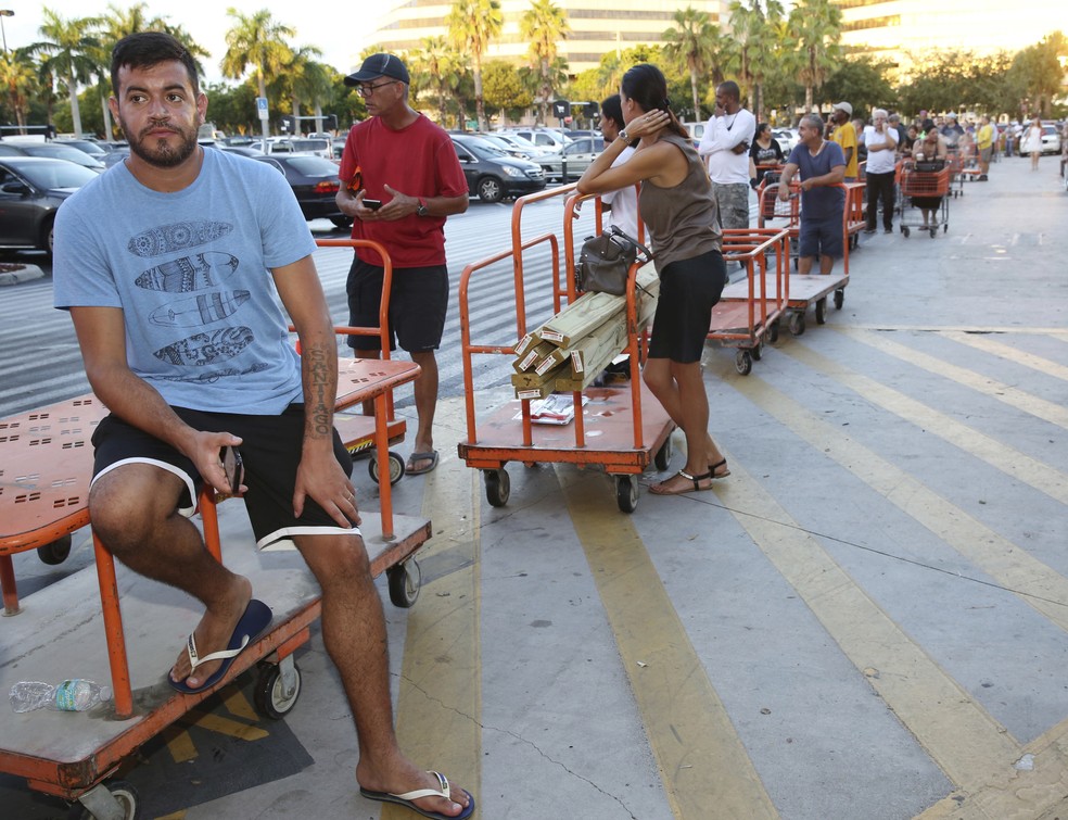 Max Gracia aguarda em uma fila para comprar folhas de madeira para proteger construções dos impactos do furacão Irma (Foto: AP Photo/Marta Lavandier)