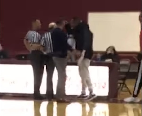 O ator Marlon Wayans brigando com os juízes durante a partida de basquete da equipe de seu filho, Shawn Howell Wayans (Foto: Instagram)