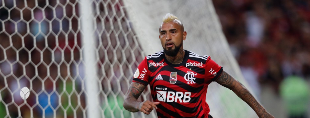 Vidal jogou com o patch do Chile em Flamengo x Athletico-PR — Foto: Gilvan de Souza/Flamengo