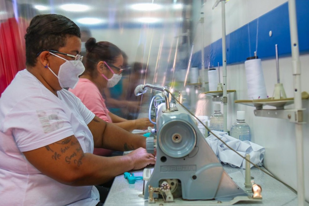 Salete é mecânica de máquinas de costura e com a crise acabou perdendo clientes — Foto: Douglas Cavalcante/ Unas Heliópolis