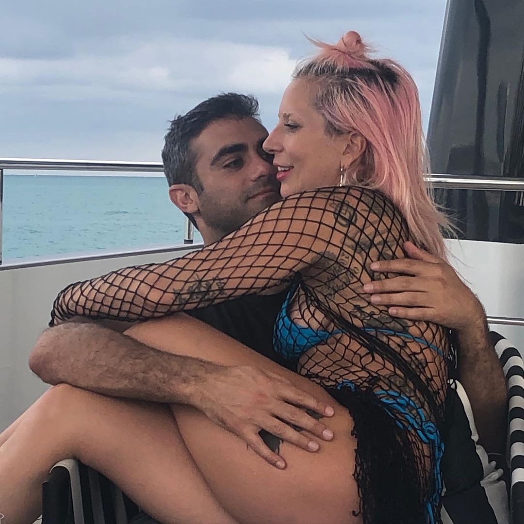 Lady Gaga e o namorado (Foto: Reprodução/Instagram)