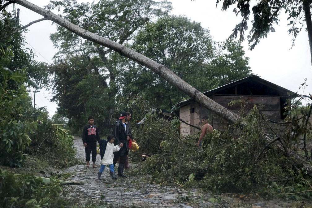 Tempestade Iota derrubou árvores e causou danos à pequena cidade de Siuna, na Nicarágua, na terça-feira (17) — Foto: Carlos Herrera/AP Photo