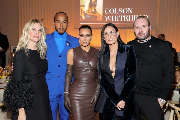 A atriz Demi Moore na companhia da jornalista Kristina O’Neill,  do piloto Lewis Hamilton, da socialite Kim Kardashian e do estilista Kim Jones no Innovator Award 2021 (Foto: Getty Images)