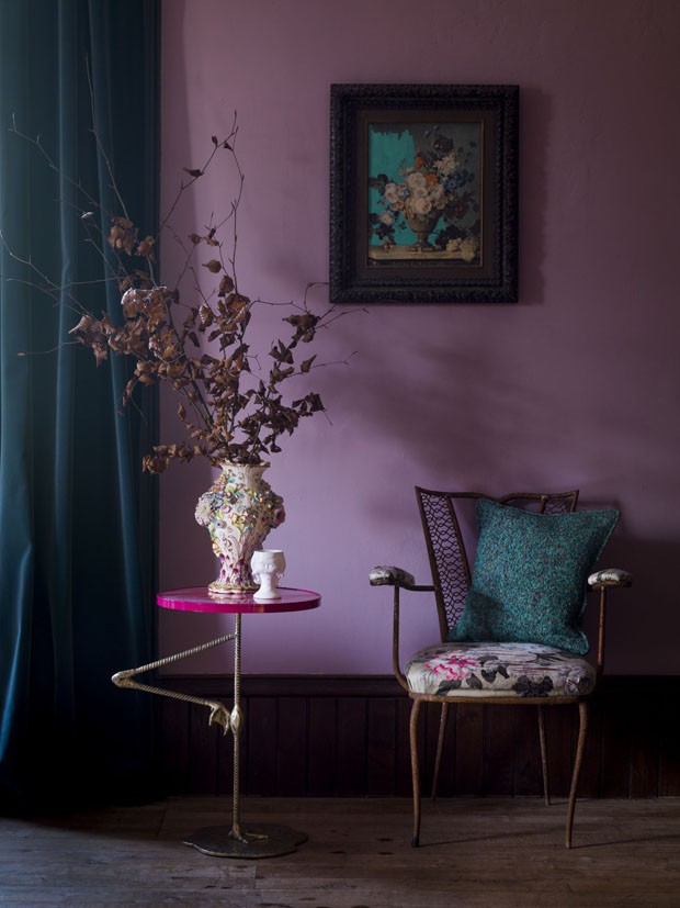 Décor do dia: ultra violet na decoração do hall (Foto: Reprodução)