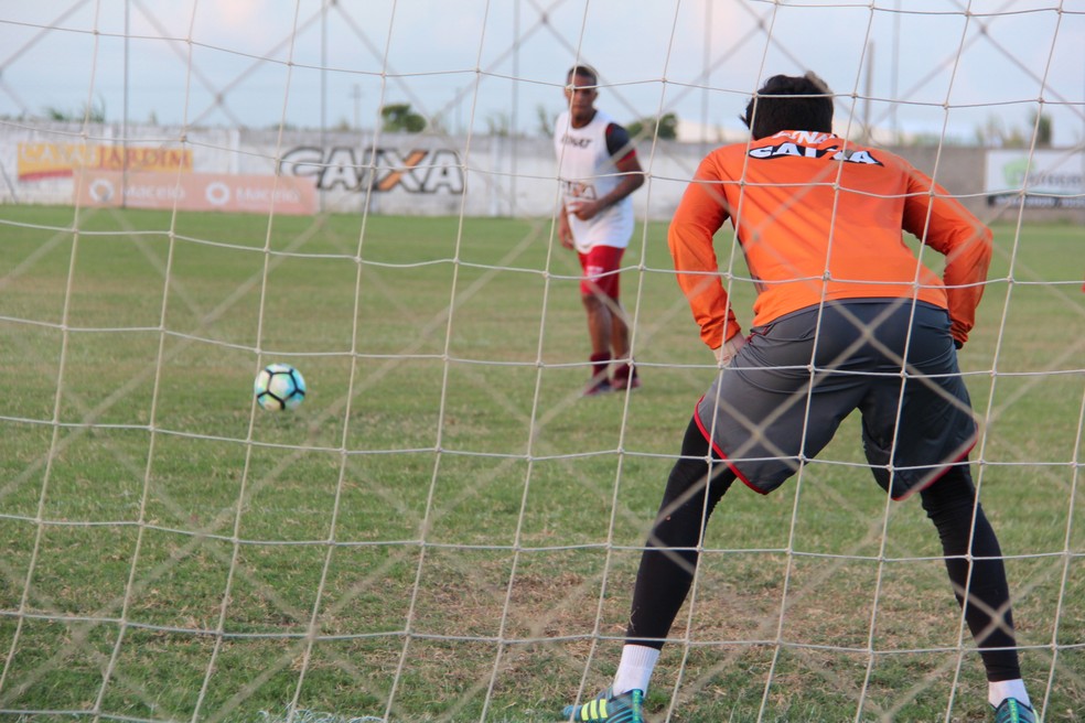 Galo treinou cobranças de pênalti — Foto: Denison Roma/GloboEsporte.com