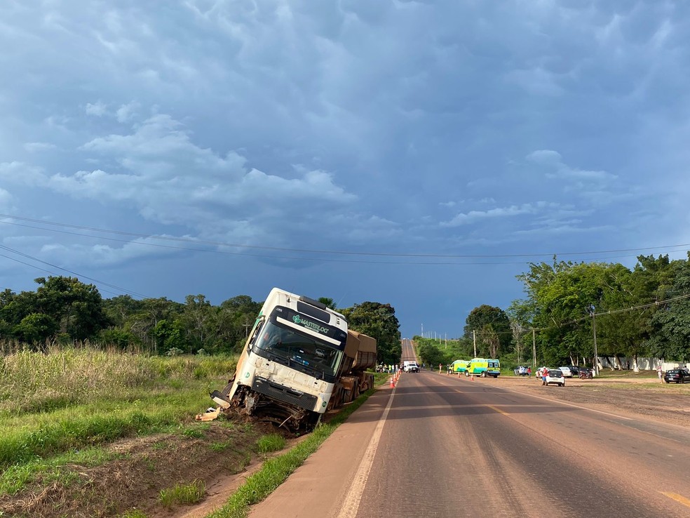 Motorista de caminhonete tentou fazer ultrapassagem quando bateu em caminhão — Foto: Naira Pache