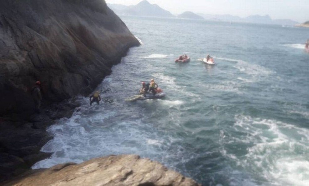 Bombeiros resgatam corpos na Praia Vermelha, Urca, Zona Sul do Rio de Janeiro (Foto: ReproduÃ§Ã£o)