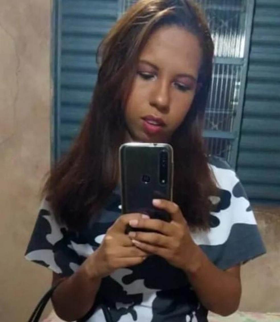 Carla foi achada sem vida, nua, na varanda do estabelecimento na esquina da casa da família.  — Foto: Redes sociais