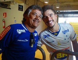 Encontro de bigodes: a emoção de Willian em dia de homenagem ao pai