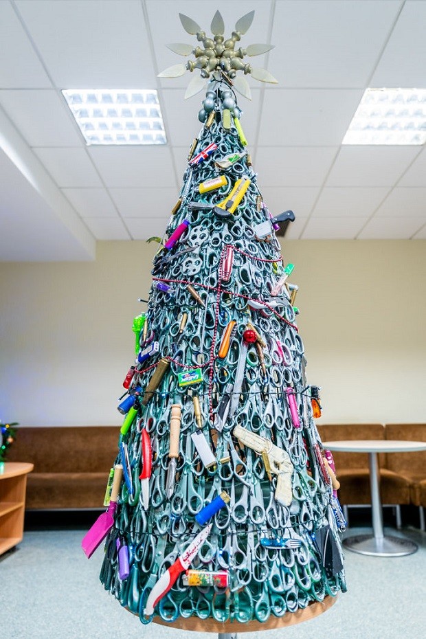 Árvore de Natal no aeroporto da Lituânia (Foto: Divulgação)
