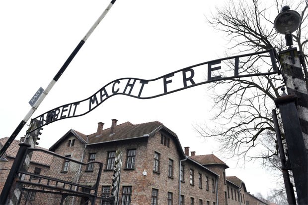 Entrada principal de Auschwitz nos dias atuais, ainda com a famosa placa com os dizeres 'O trabalho liberta' (Foto: Pawel Ulatowski/Reuters)