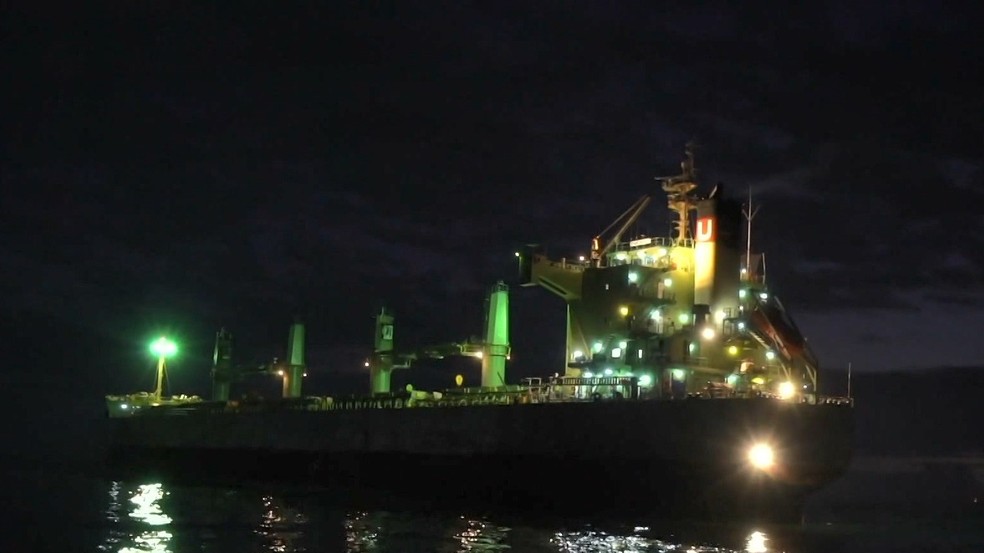 Para chamar menos atenção, traficantes agiam durante a madrugada na Baía de Vitória — Foto: Reprodução/TV Gazeta