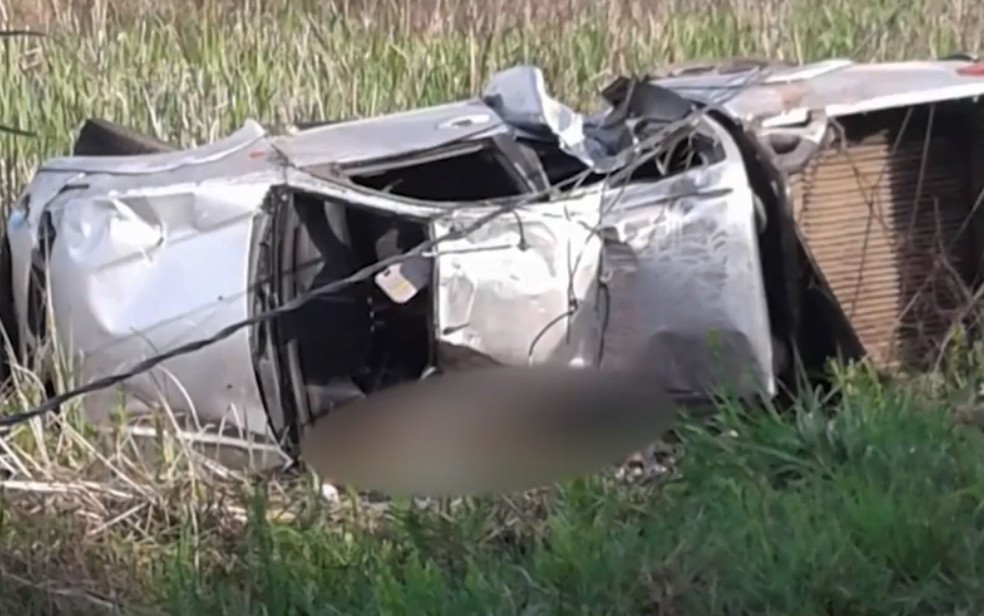 TrÃªs morrem e quatro ficam feridos apÃ³s capotamento de caminhonete em IlhÃ©us â?? Foto: ReproduÃ§Ã£o/TV Santa Cruz