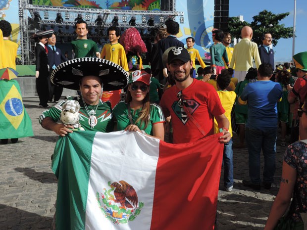 Bonecos gigantes animam torcedores no jogo entre Brasil e Sérvia, no Recife, Pernambuco