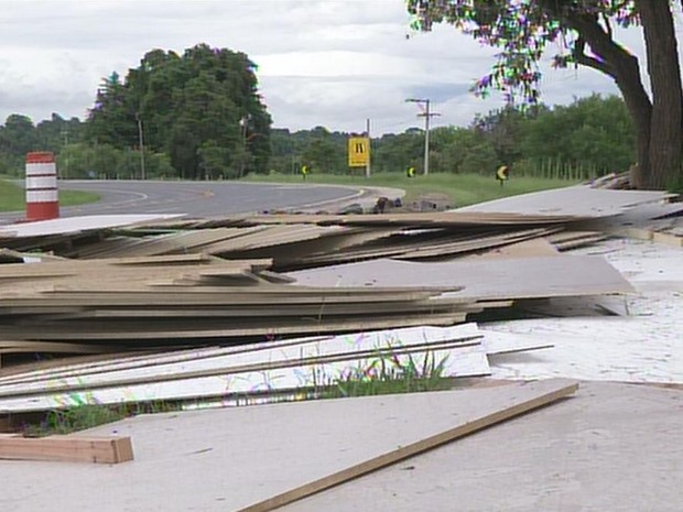 Carga ficou espalhada no acostamento (Foto: Reprodução/TV TEM)