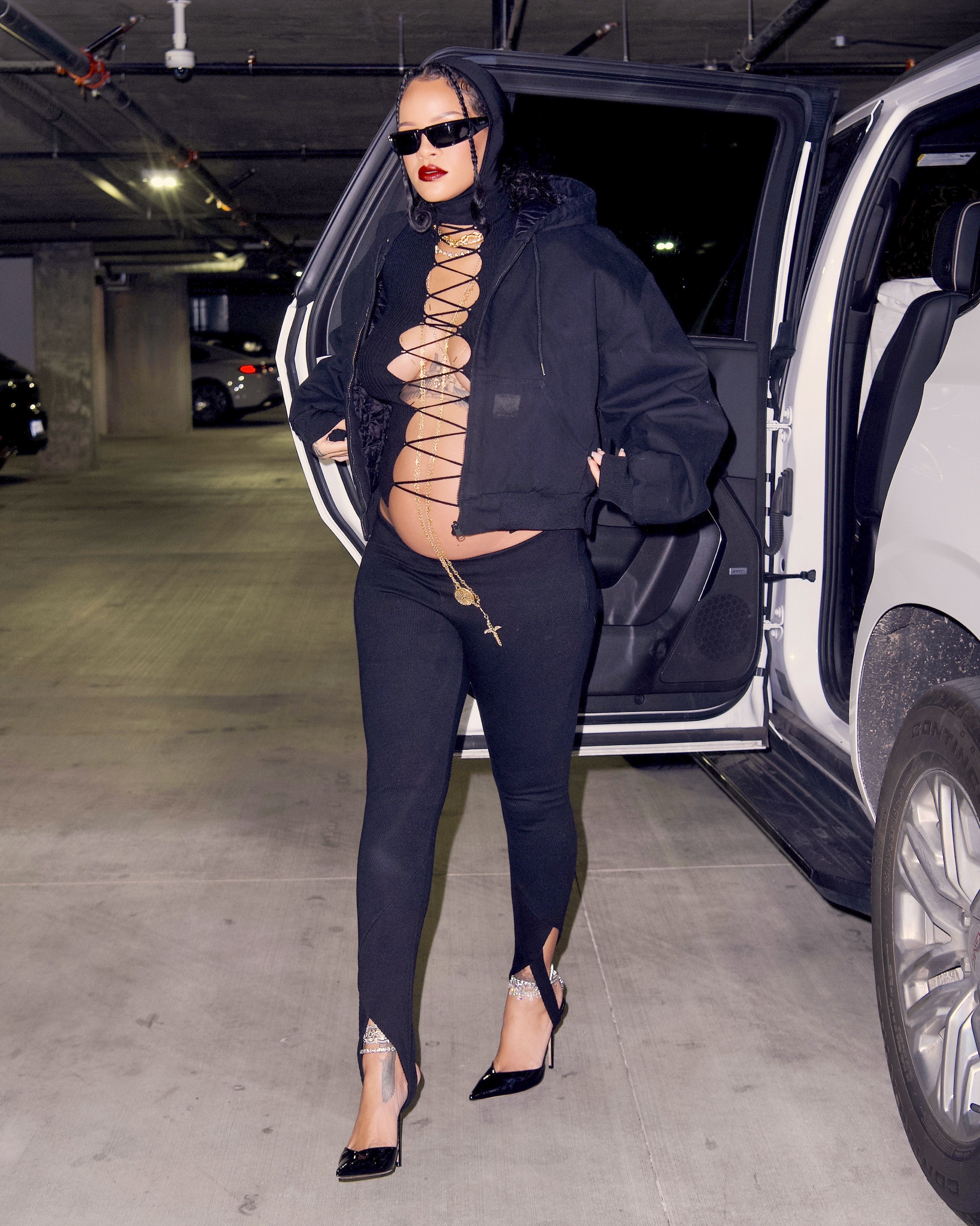 Rihanna mostra barriga da gravidez (Foto: The Grosby Group)