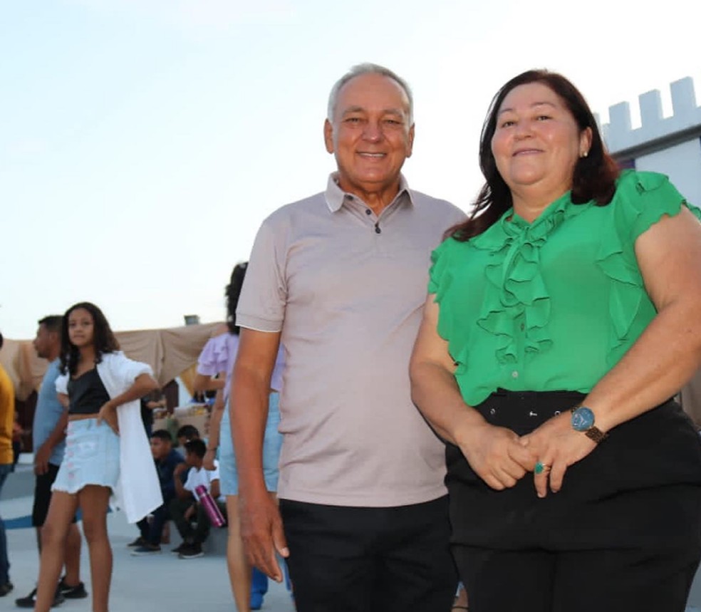 O ex-deputado federal Edio Lopes (esq.) destinou R$ 16 milhões em emendas Pix à prefeitura de Mucajaí (RR), comandada por sua mulher, Dona Nega (dir.) — Foto: Reprodução