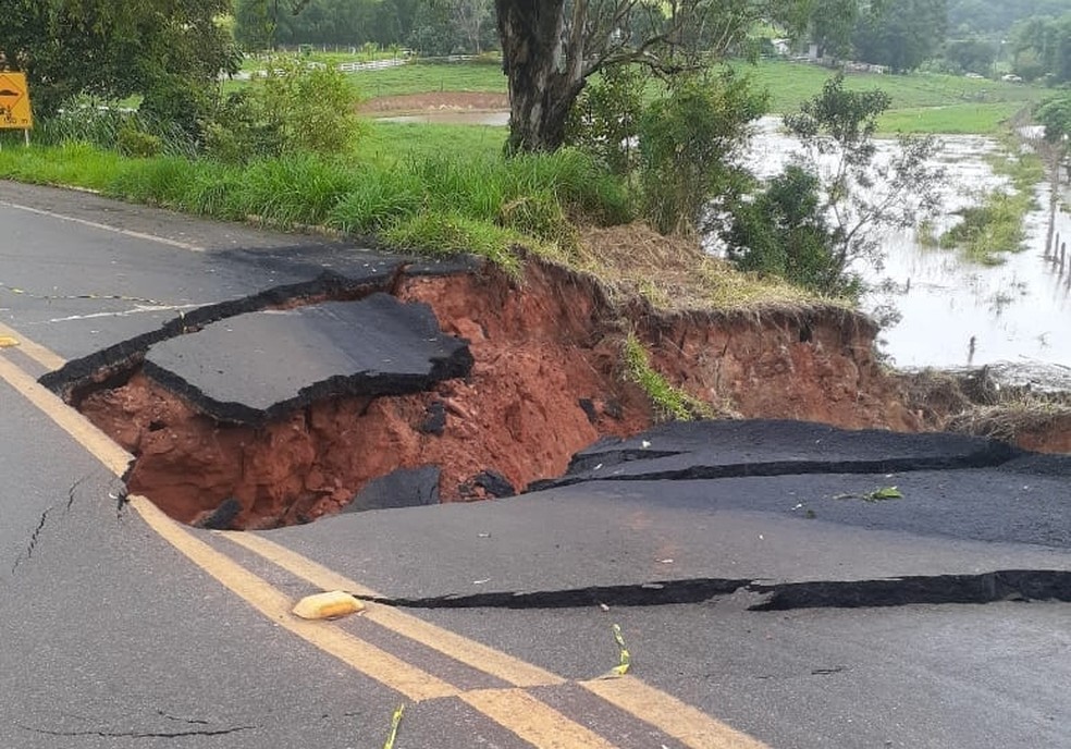 Trecho da MGC-460 é interditado após cratera se abrir na rodovia, em Carmo de Minas, MG — Foto: Divulgação/PMR